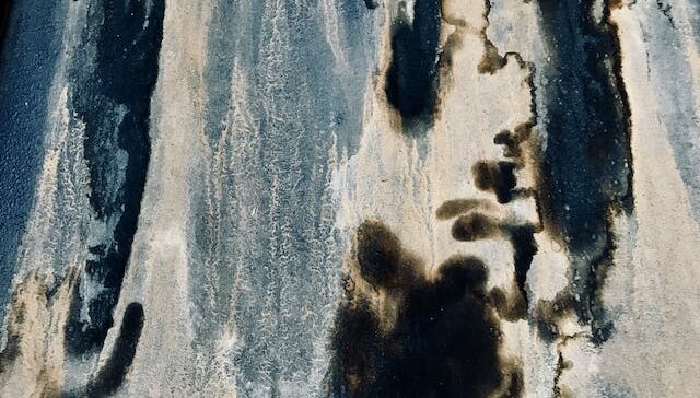 Washing mildew off clothes