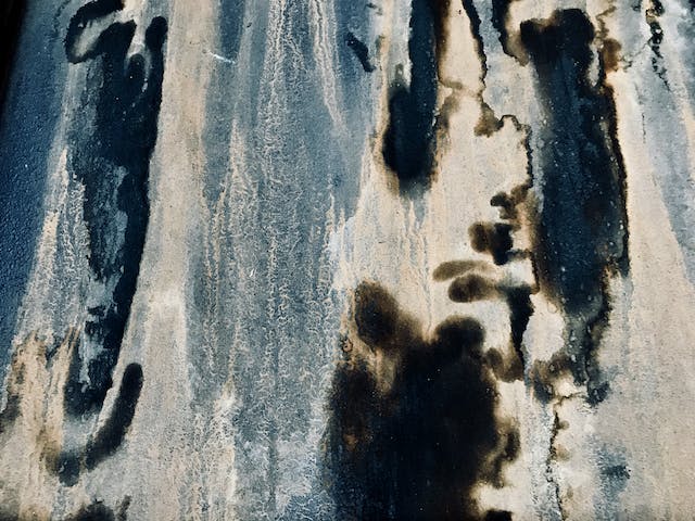 Washing mildew off clothes